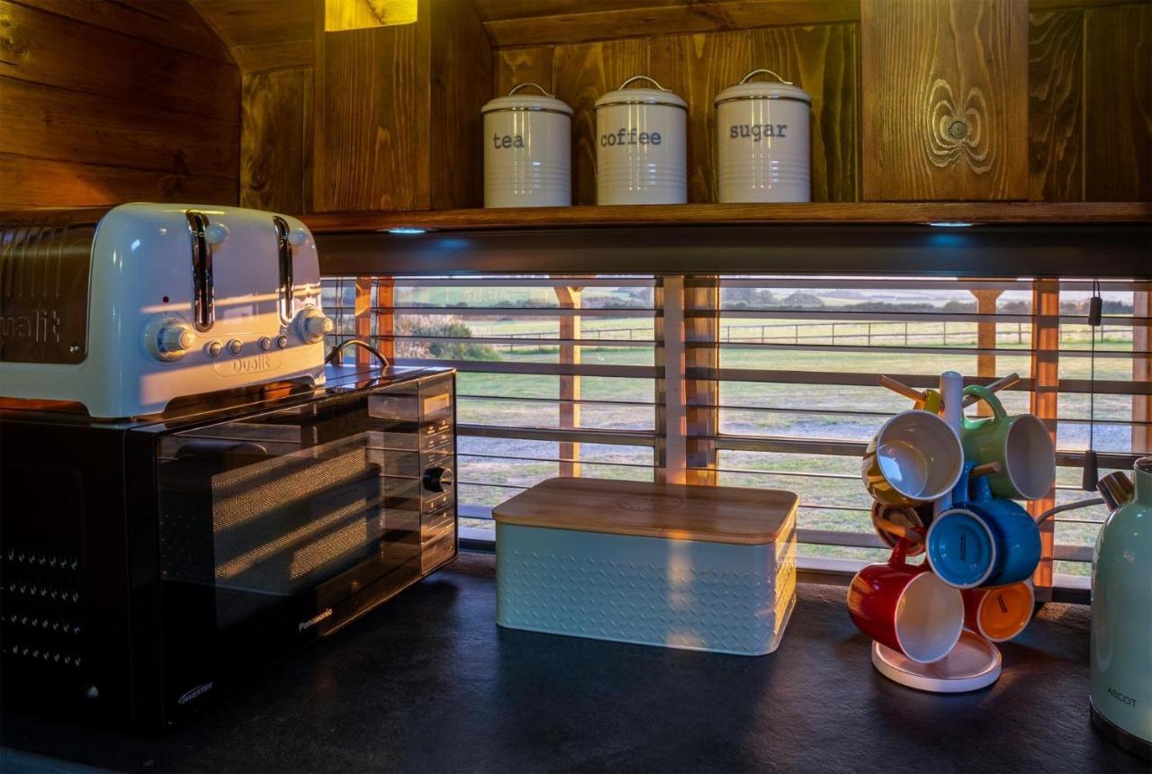 American School Bus - 1 Bedroom - Blossom Farm - Tiers Cross Johnston Εξωτερικό φωτογραφία