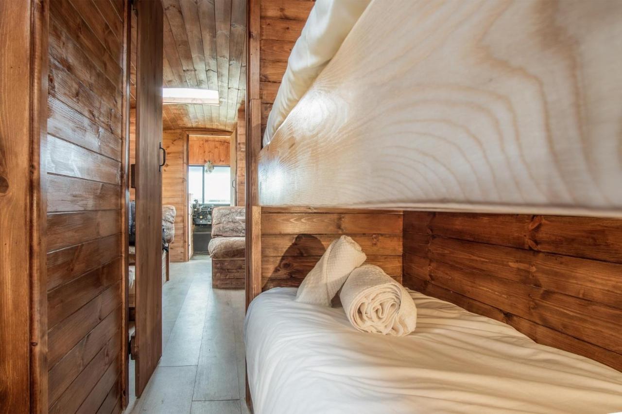 American School Bus - 1 Bedroom - Blossom Farm - Tiers Cross Johnston Εξωτερικό φωτογραφία