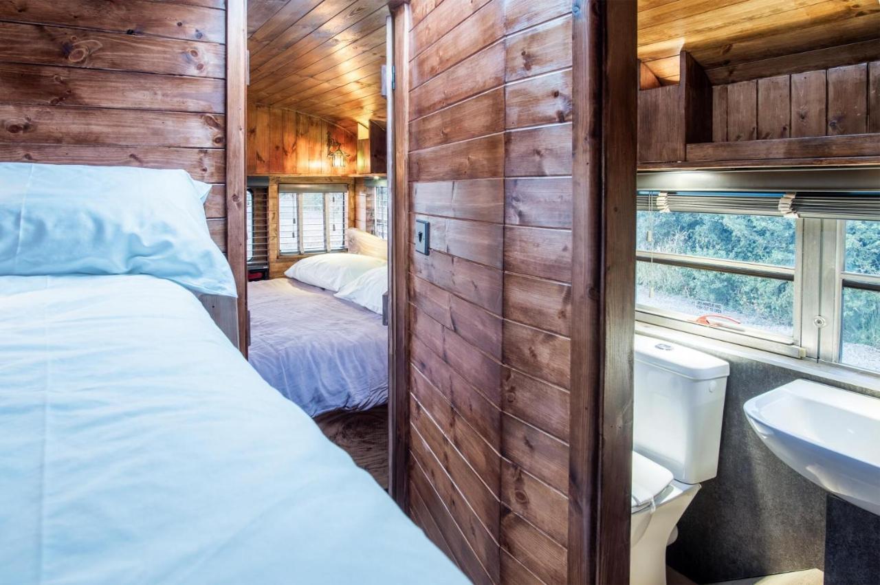 American School Bus - 1 Bedroom - Blossom Farm - Tiers Cross Johnston Εξωτερικό φωτογραφία