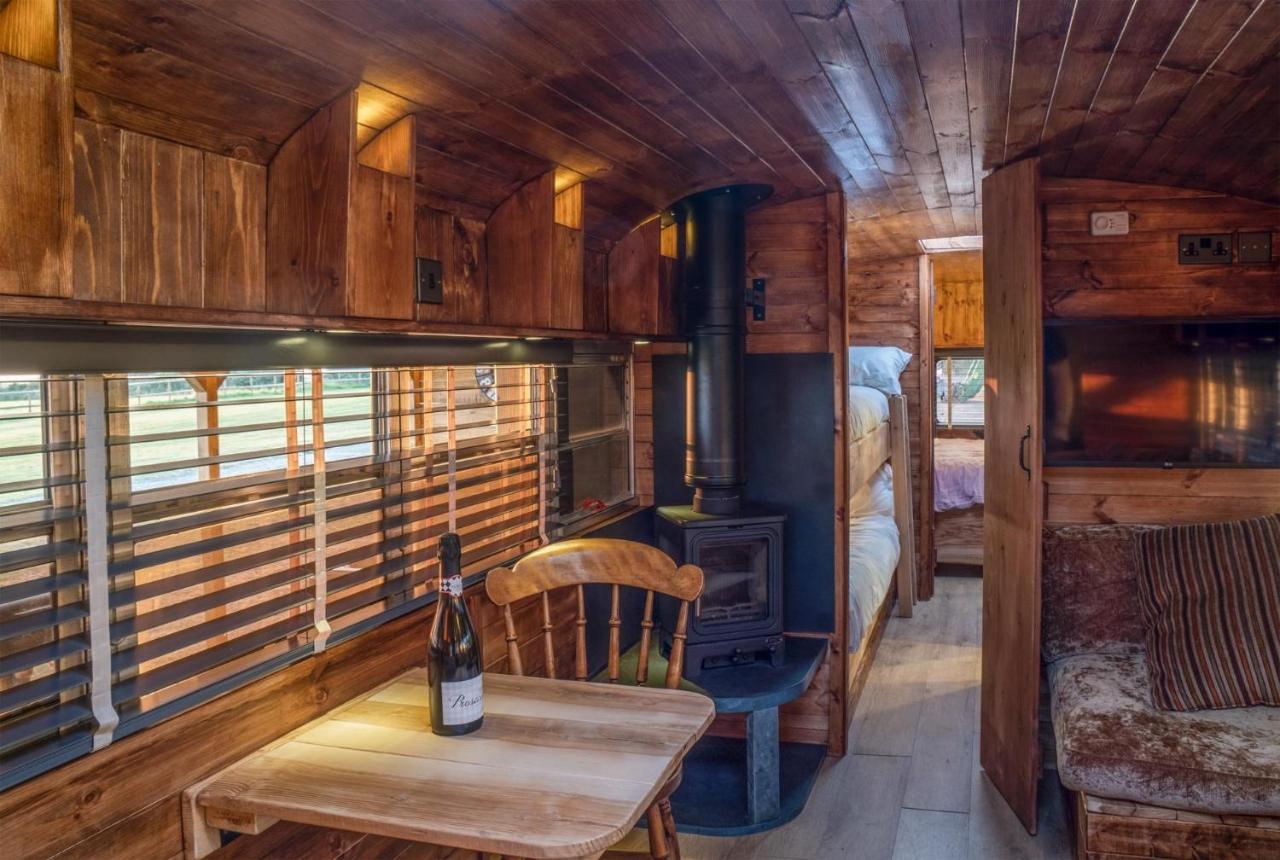 American School Bus - 1 Bedroom - Blossom Farm - Tiers Cross Johnston Εξωτερικό φωτογραφία