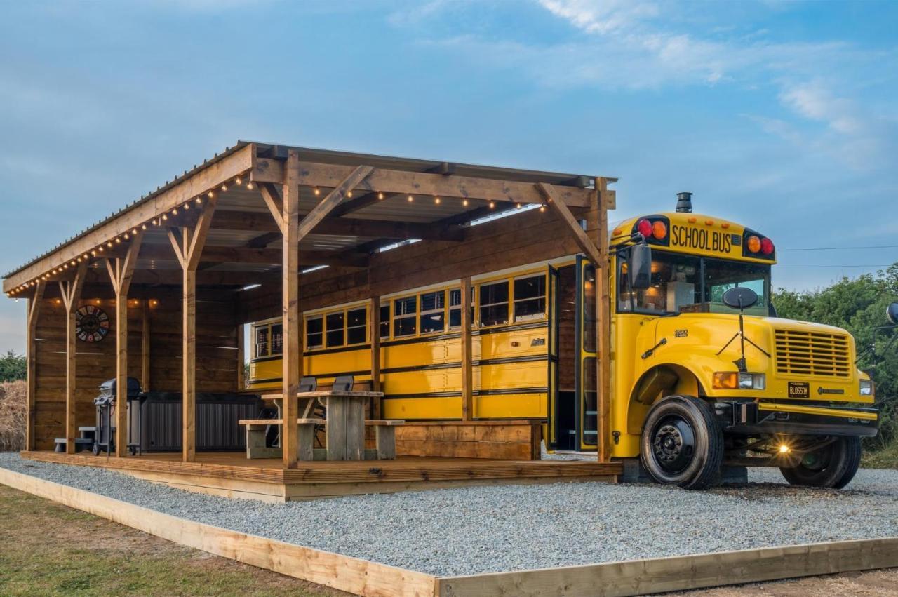 American School Bus - 1 Bedroom - Blossom Farm - Tiers Cross Johnston Εξωτερικό φωτογραφία