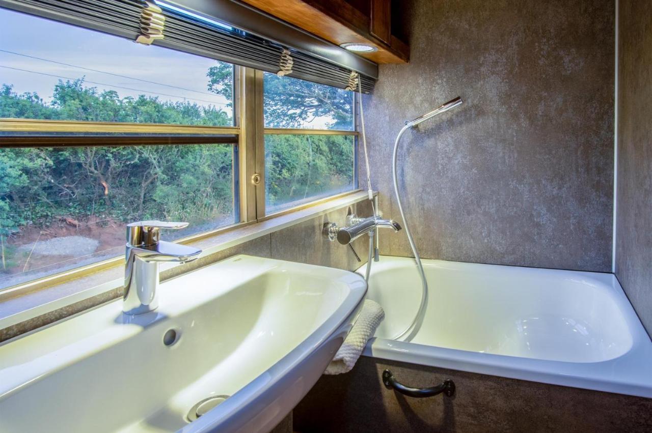 American School Bus - 1 Bedroom - Blossom Farm - Tiers Cross Johnston Εξωτερικό φωτογραφία
