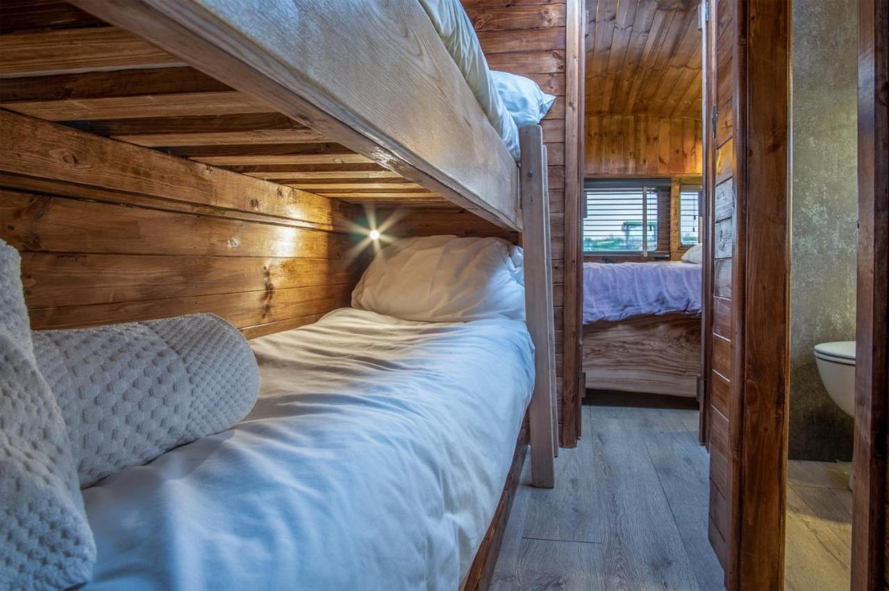 American School Bus - 1 Bedroom - Blossom Farm - Tiers Cross Johnston Εξωτερικό φωτογραφία