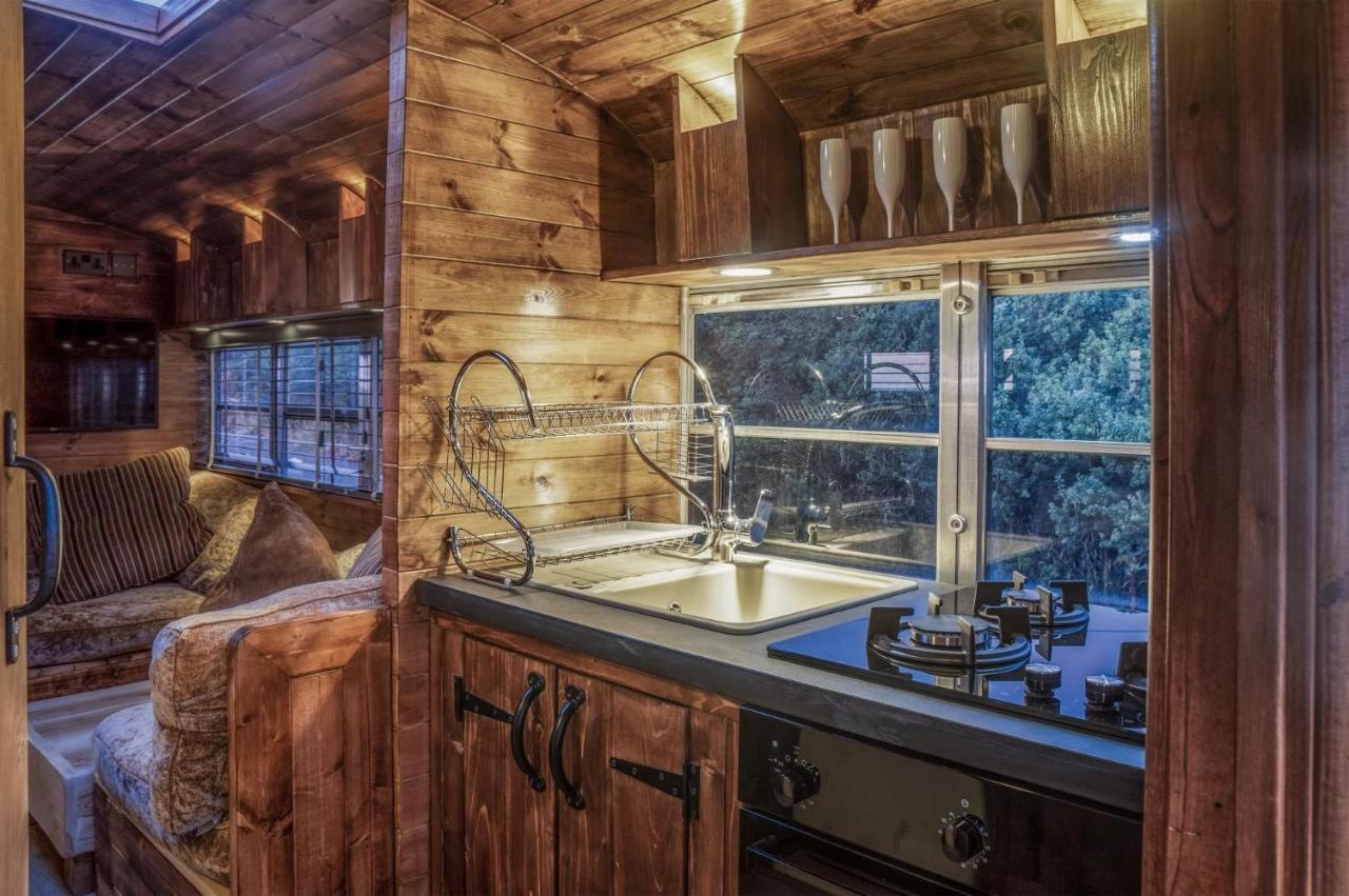 American School Bus - 1 Bedroom - Blossom Farm - Tiers Cross Johnston Εξωτερικό φωτογραφία
