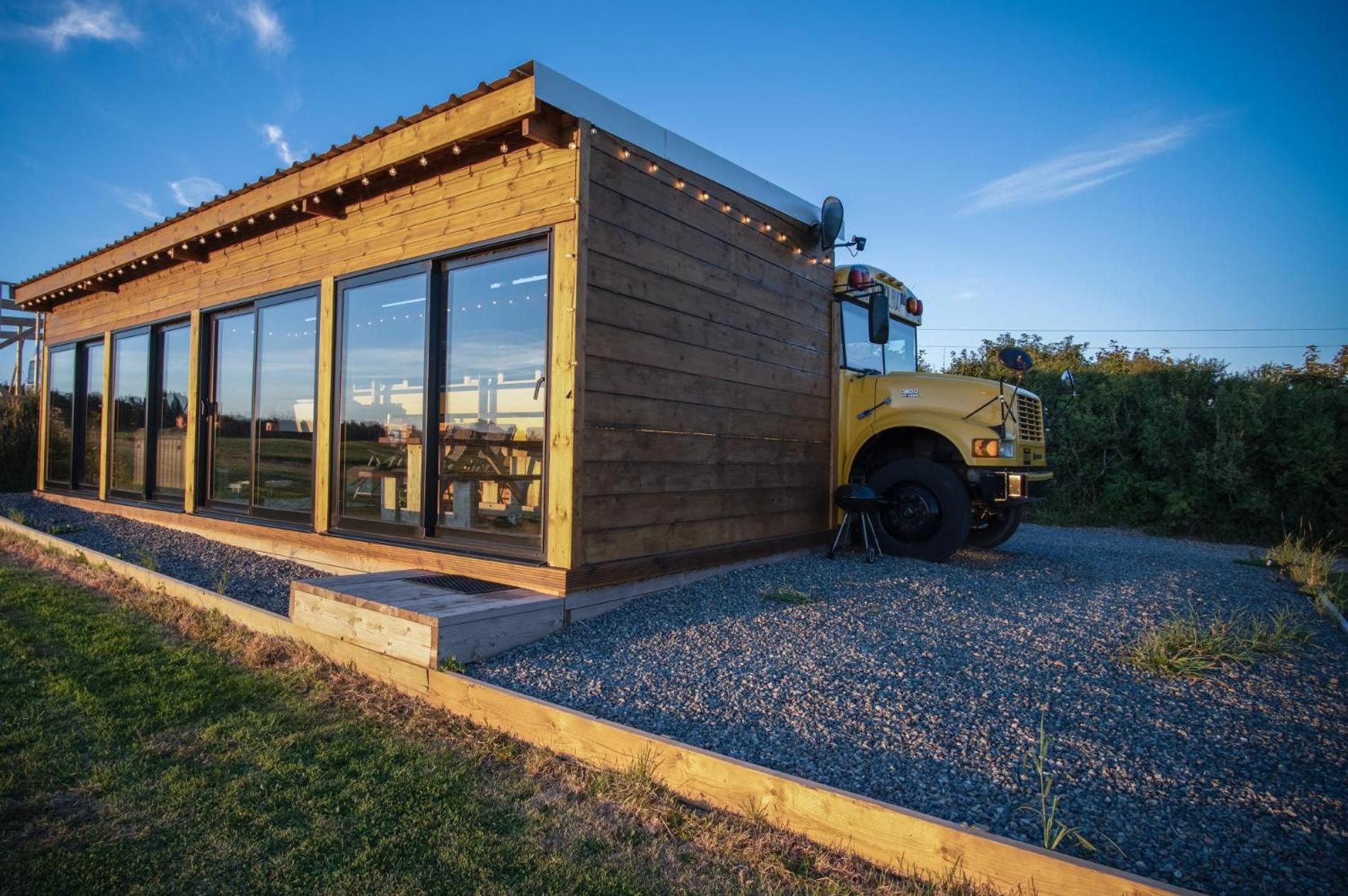 American School Bus - 1 Bedroom - Blossom Farm - Tiers Cross Johnston Εξωτερικό φωτογραφία
